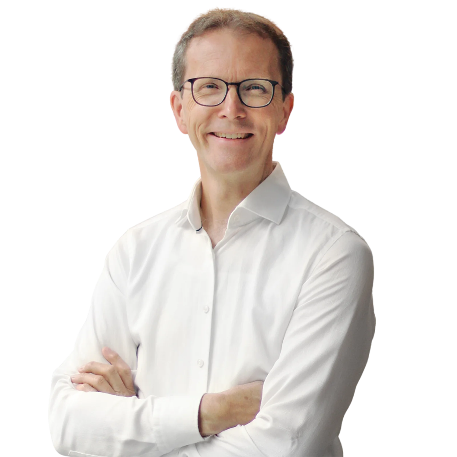 Retrato de Jürgen Görner con gafas y camisa blanca, sonriendo con los brazos cruzados.