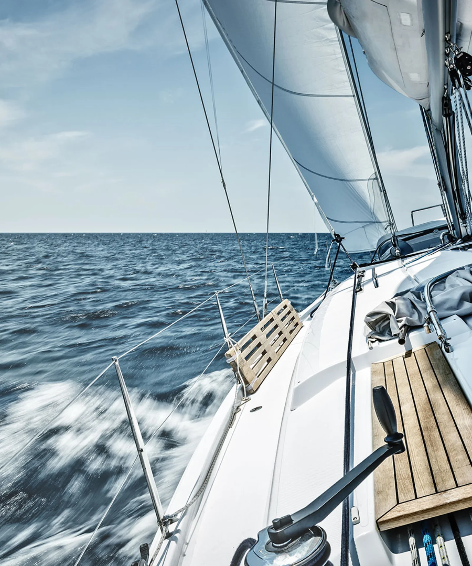 Ein Segelboot, das unter einem klaren blauen Himmel durch das offene Meer kreuzt, stellt die BankLiteX-Lösung dar. Das Bild zeigt das schlanke Design und die fortschrittliche Technologie des Segelboots und symbolisiert Innovation, Freiheit und Effizienz.