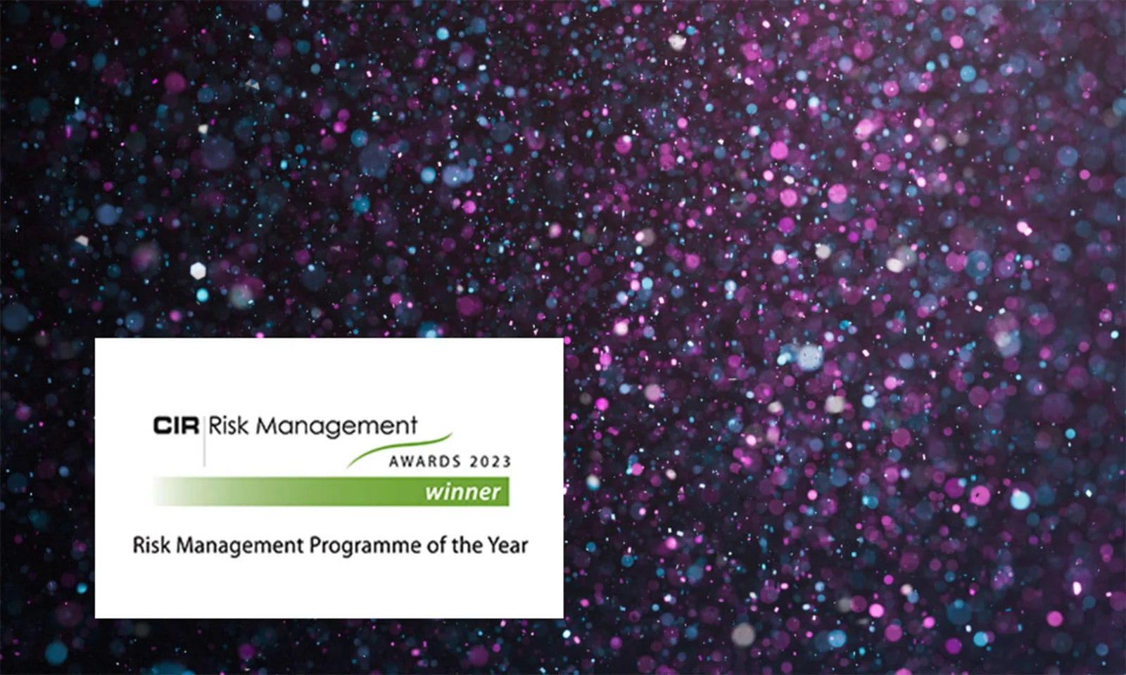 GFT wurde bei den CIR Risk Management Awards 2023 als Gewinner des Risikomanagementprogramms des Jahres ausgezeichnet, präsentiert vor einem lebendigen Hintergrund mit schimmernden Lichtern.