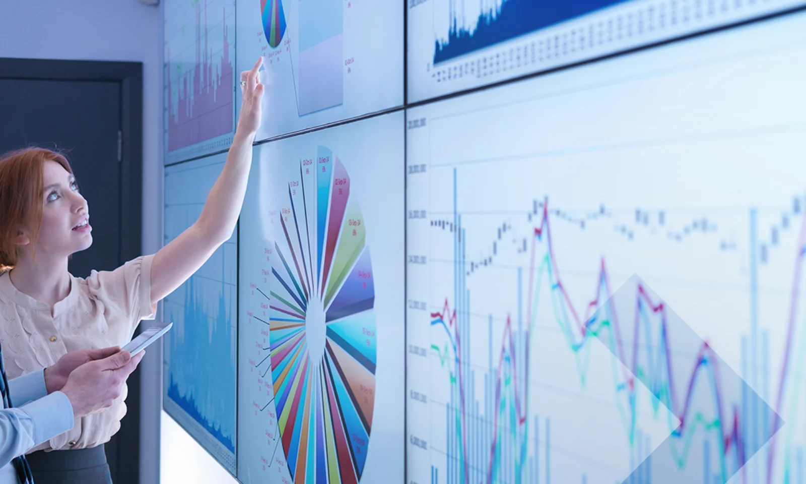 Zwei Personen analysieren detaillierte Diagramme und Datenvisualisierungen auf einem großen Bildschirm, symbolisierend die Präzision und Genauigkeit bei der Prüfung von PEP-Listen.