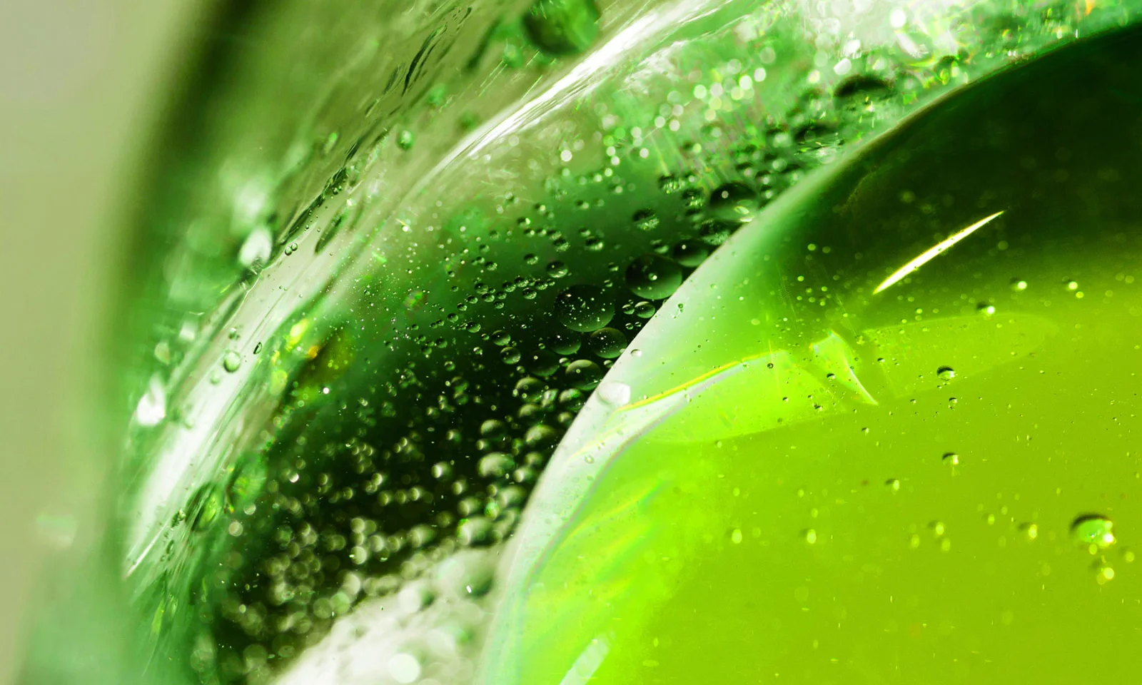 Cette image présente une macro d&#039;un liquide vert vif, avec des bulles visibles qui ajoutent un élément dynamique et rafraîchissant. La couleur verte vive et la clarté du liquide symbolisent la durabilité environnementale et les initiatives respectueuses de l&#039;environnement. Cette représentation visuelle est idéale pour transmettre l&#039;essence des obligations vertes et des investissements durables, en soulignant l&#039;accent mis sur les ressources propres et renouvelables et l&#039;impact positif sur l&#039;environnement. La perspective rapprochée de l&#039;image met l&#039;accent sur les détails complexes, renforçant l&#039;idée de précision et d&#039;attention à la durabilité dans les pratiques financières.