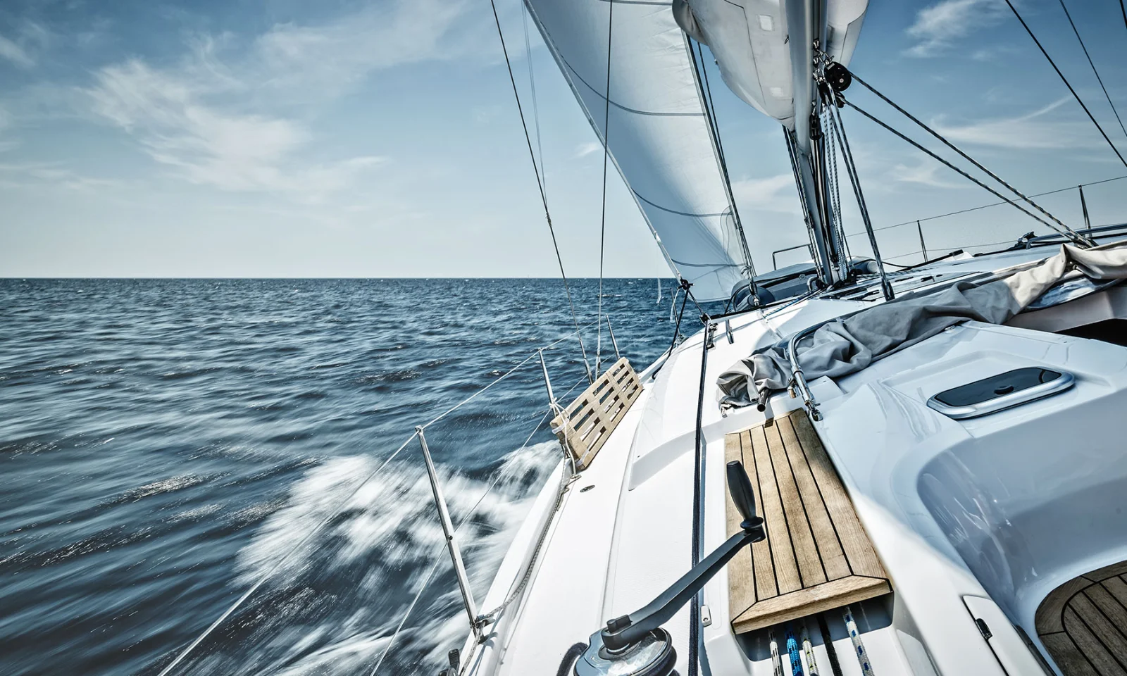 Un velero navegando en mar abierto bajo un cielo azul claro, que representa la solución BankLiteX. La imagen muestra el diseño elegante y la tecnología avanzada del velero, que simboliza la innovación, la libertad y la eficiencia.