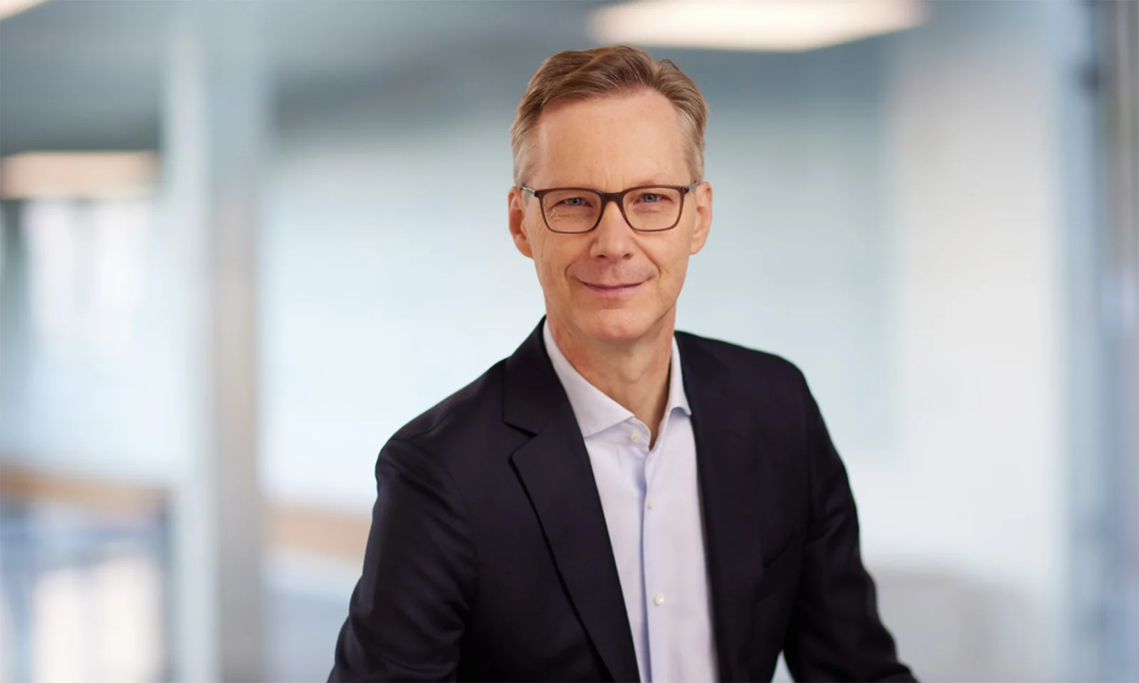 Professional portrait of Jochen Rütz, Member of the Administrative Board, in a modern office setting