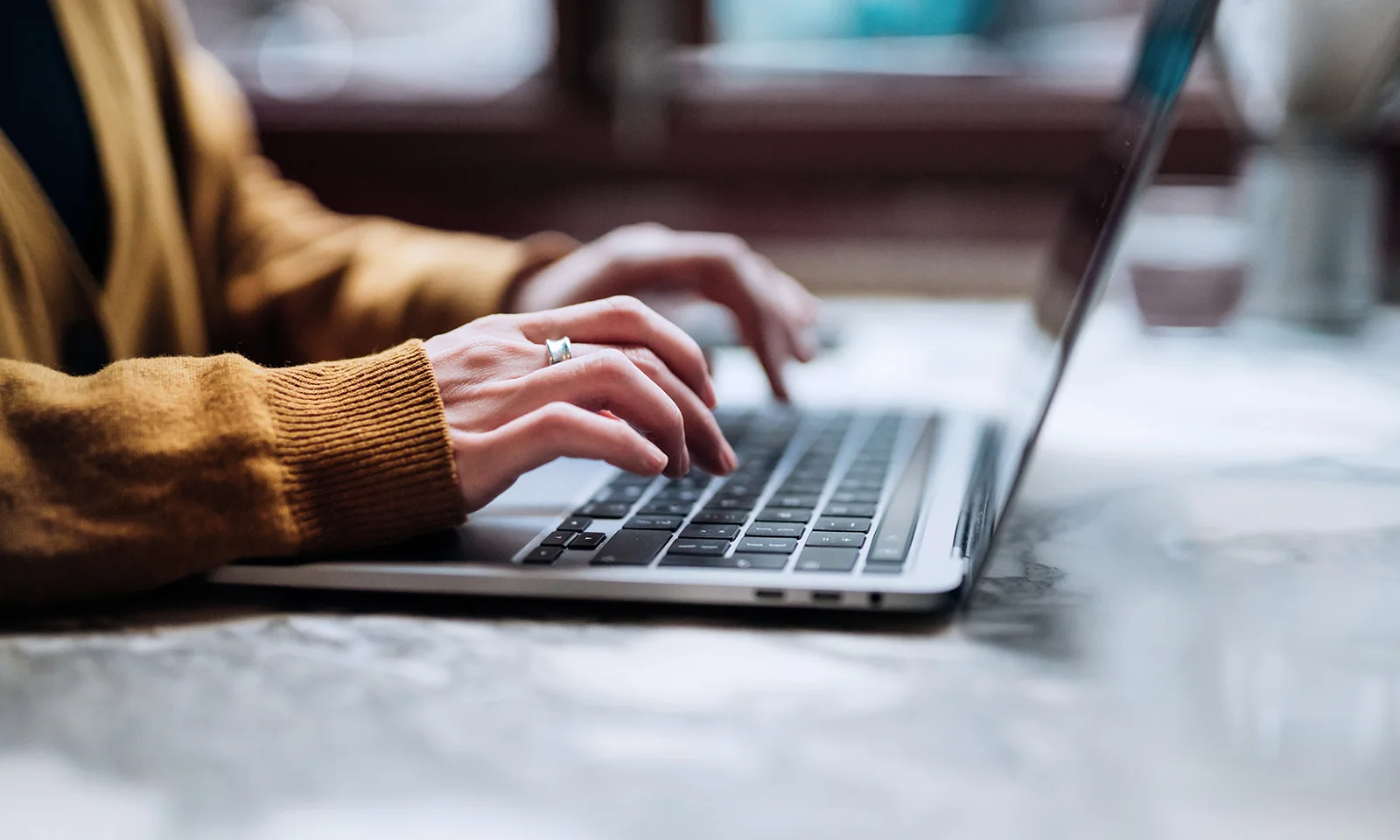 Eine Person, die auf einer Laptoptastatur tippt, symbolisiert das Engagement und die Interaktion mit ChatGPT und steht für moderne KI-gesteuerte Kommunikation und Unterstützung.