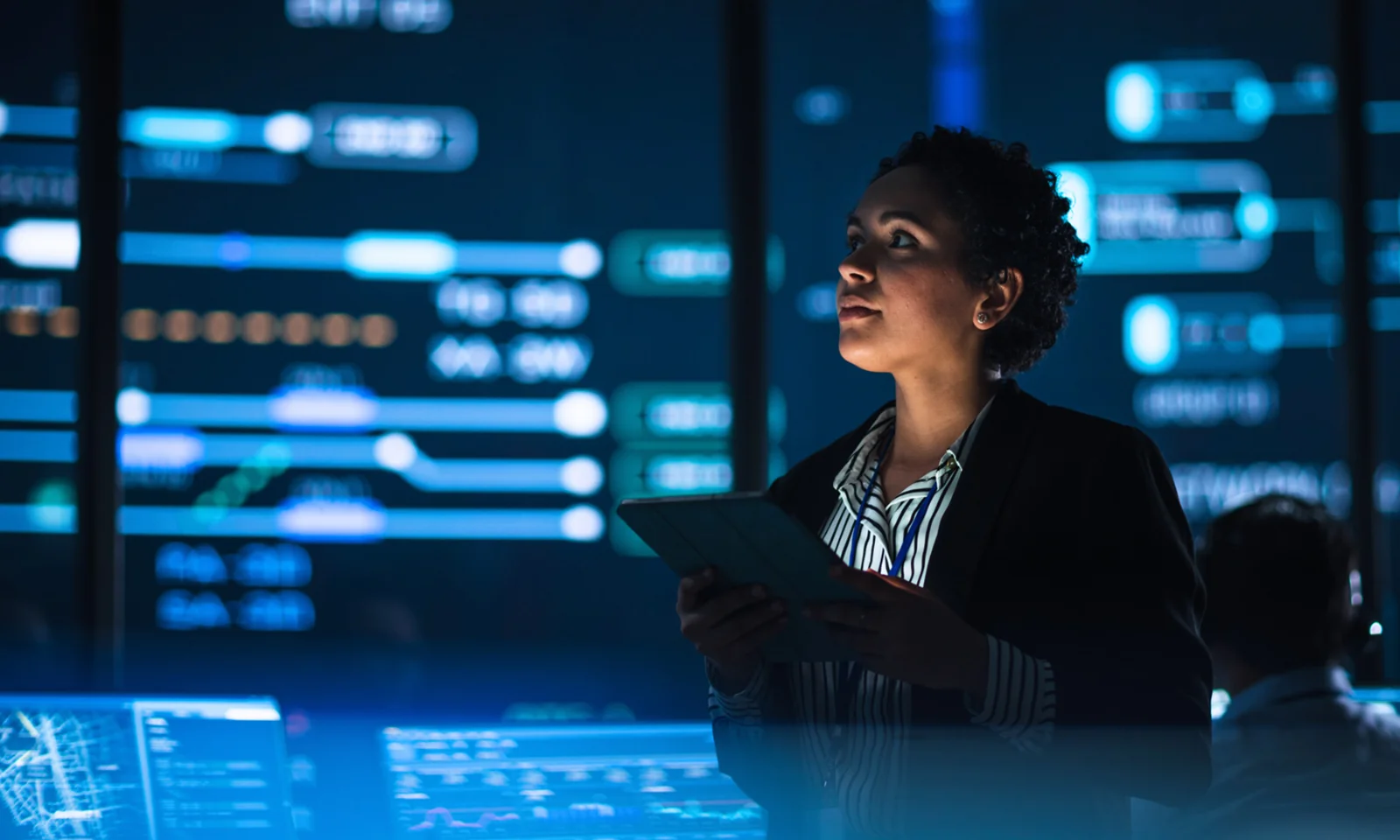 Imagen de un profesional de TI que supervisa las operaciones digitales en una sala de control de alta tecnología, que destaca la modernización de las aplicaciones COBOL para un proveedor global de tarjetas de crédito. Esta imagen refleja la experiencia de GFT en la migración de sistemas heredados a plataformas más eficientes y escalables, lo que garantiza servicios financieros sin inconvenientes y continuidad operativa.